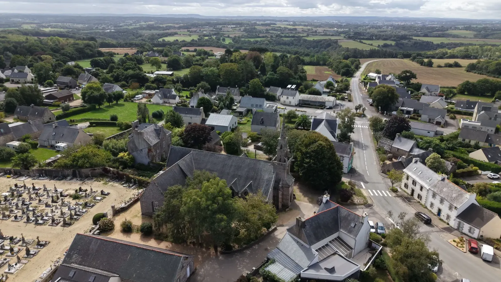 Le bourg et l’église — Plouezoc’h